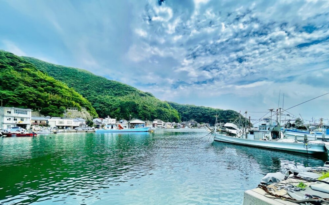 島根県・笠浦漁港の風景と漁船